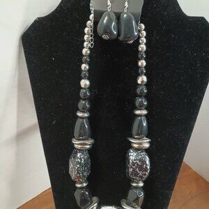 New Paparazzi Costume Jewelry Necklace with Earrings
